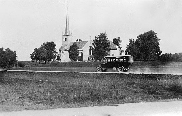 File:Omnibuss Rõngu kiriku juures 1920-ndad [Eesti Rahva Muuseum 2796-303-www.muis.ee].jpg